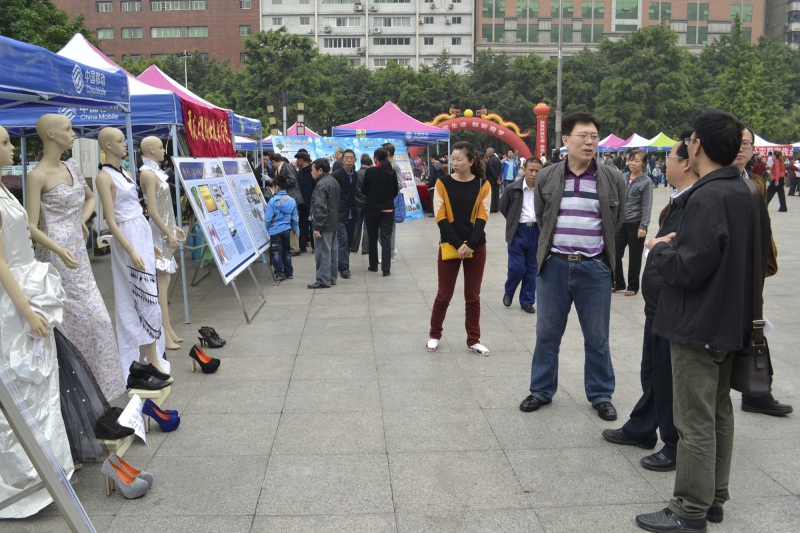 学院参加涪陵区2014年“科技活动周”广场科普宣传活动